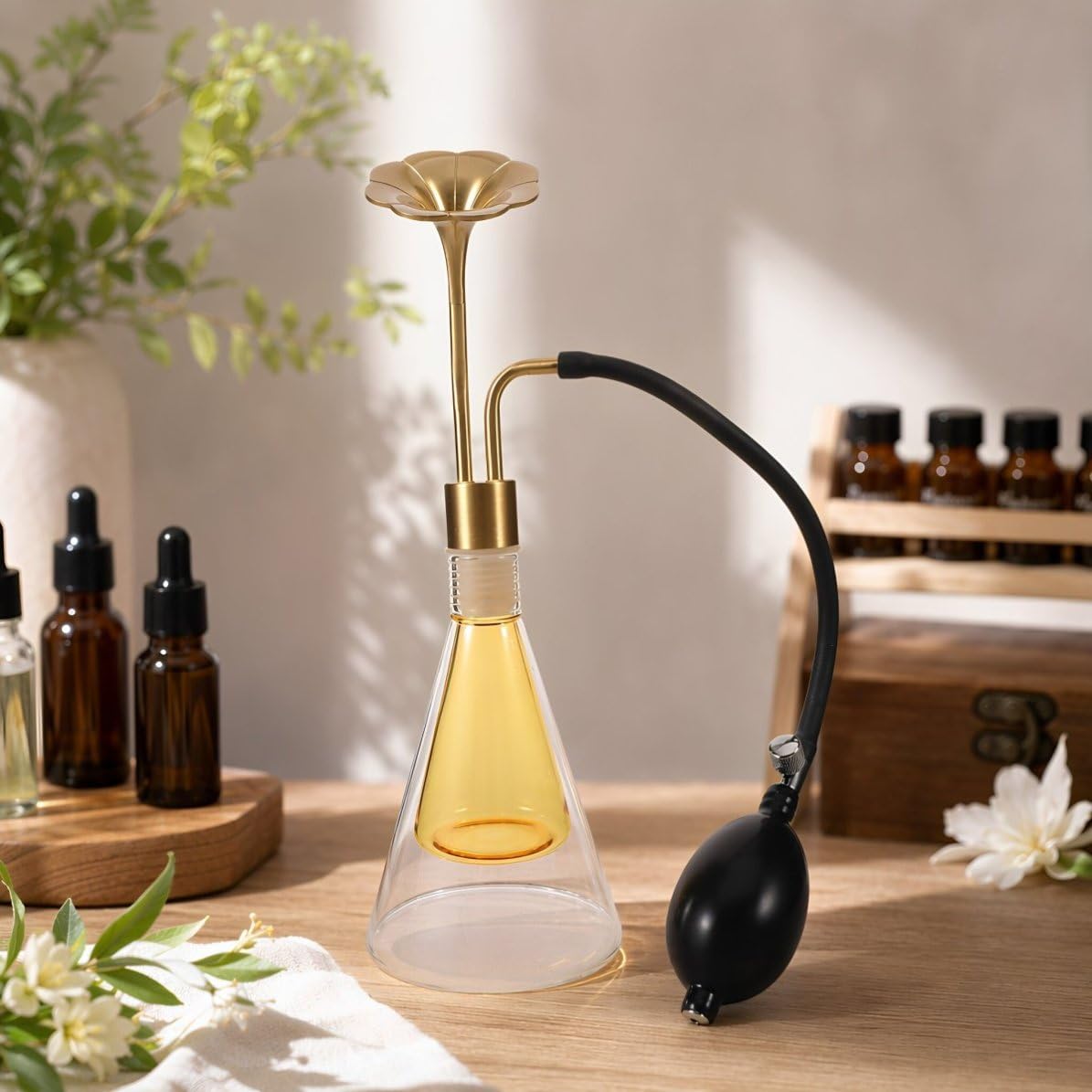 Goldene Glas Parfümzerstäuberflasche 90ml mit Blütenverschluss