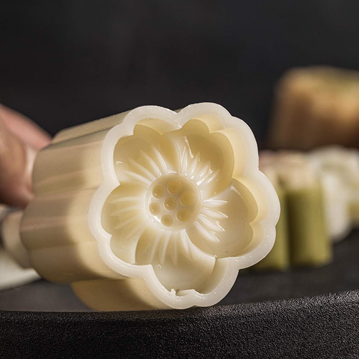 4pcs Flower Shape Mooncake Mold,Oriental Pastry and Confectionery Molds Mid-Autumn Festival Hand-Pressure Moon Cake Mould Cookie Bakery Accessories (flower)