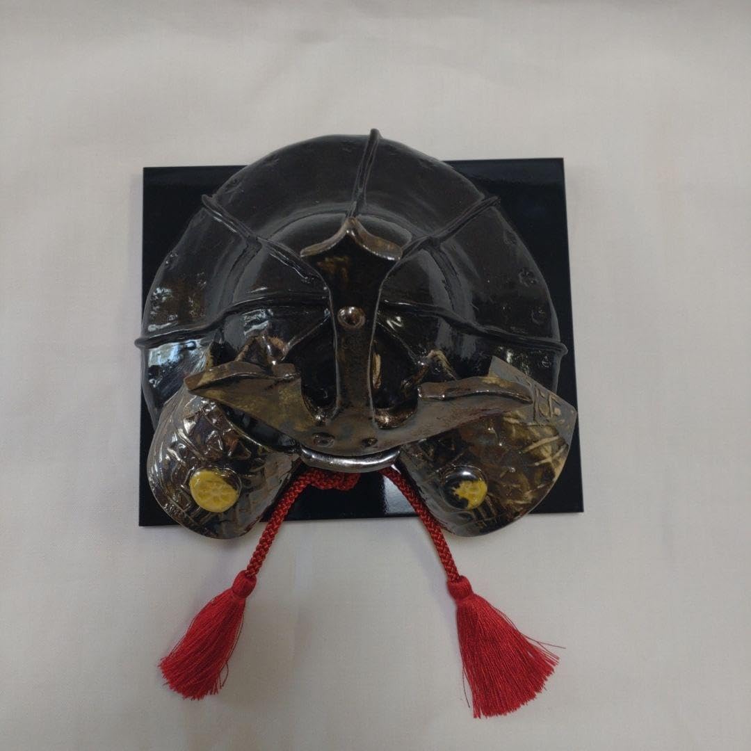 兜陶器兜 陶器 原寸大程の大きさ 古民家 兜 陶器 原寸大程の