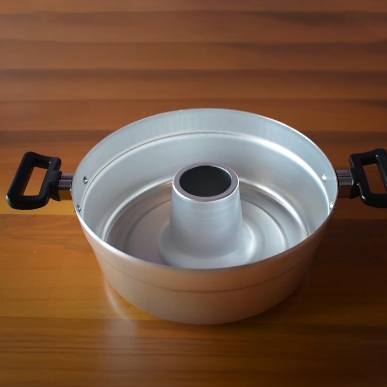 Avilia Pentola Forno a Gas con Coperchio e Spargifiamma 28cm - Alluminio Puro 99,5% e Spessore di 1mm - Maniglia in Ferro Zincato per Presa Sicura e Comoda - Pomo in Ferro e Piastra in Acciaio Inox