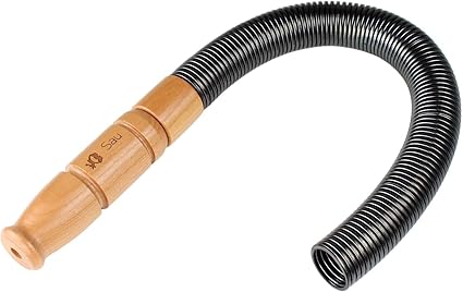 El Weisskirchen Lockruf Schwarzwildlocker es un accesorio de caza de alta calidad en color marrón, diseñado para atraer jabalíes de todas las edades. Incluye boquilla de cereza, gafas con cordón y DVD para gamos y kaffer búfalo.