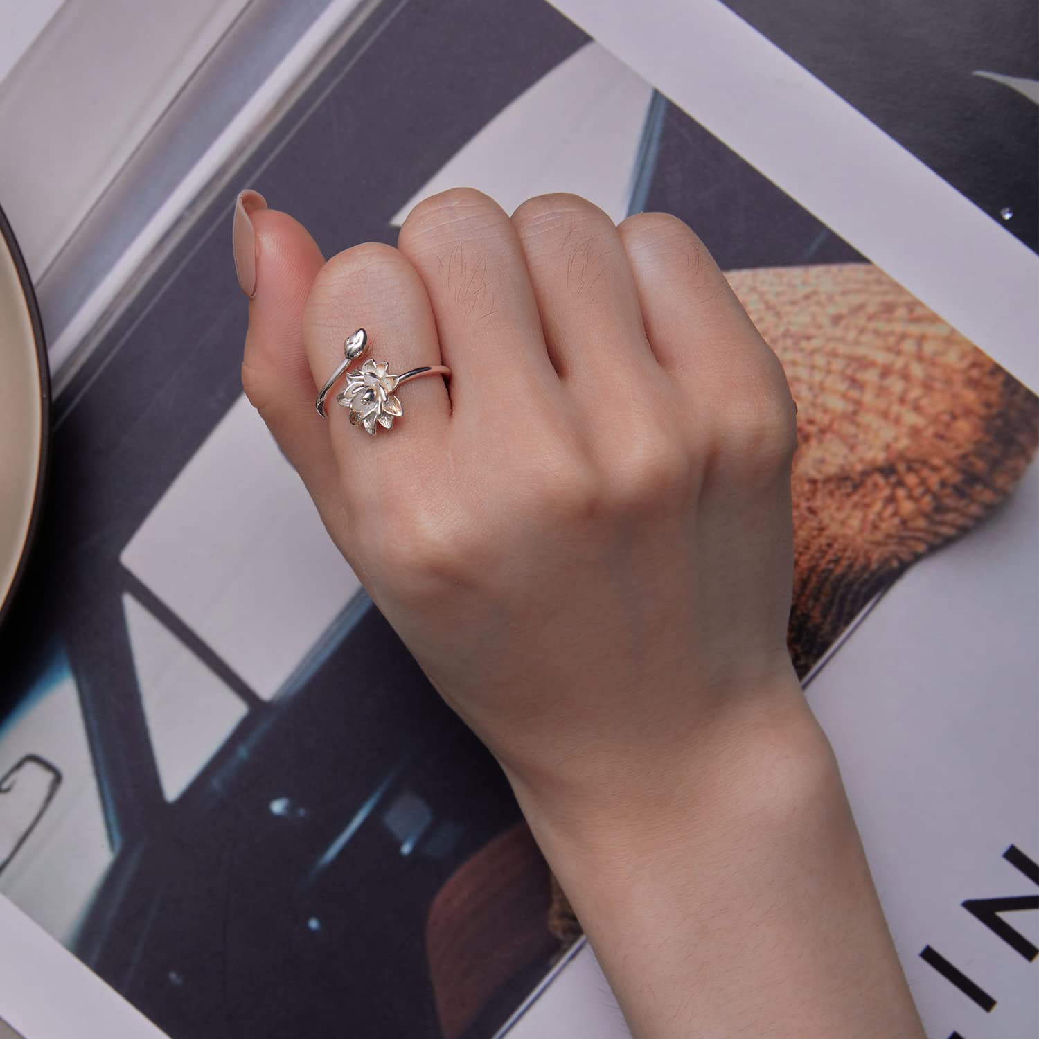 Anillo ajustable de plata de ley S925 con diseño de flor abierta para mujeres y adolescentes.