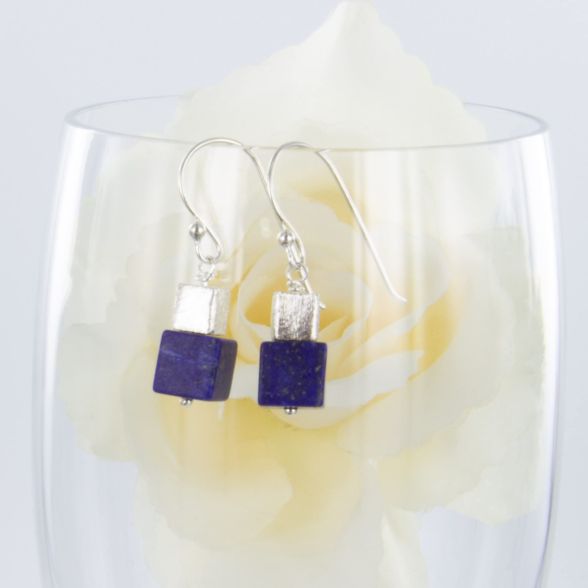 Tief blaue Lapis Lazuli Würfel Ohrhänger mit Silber Würfel mattiert und Fischerhaken Silber