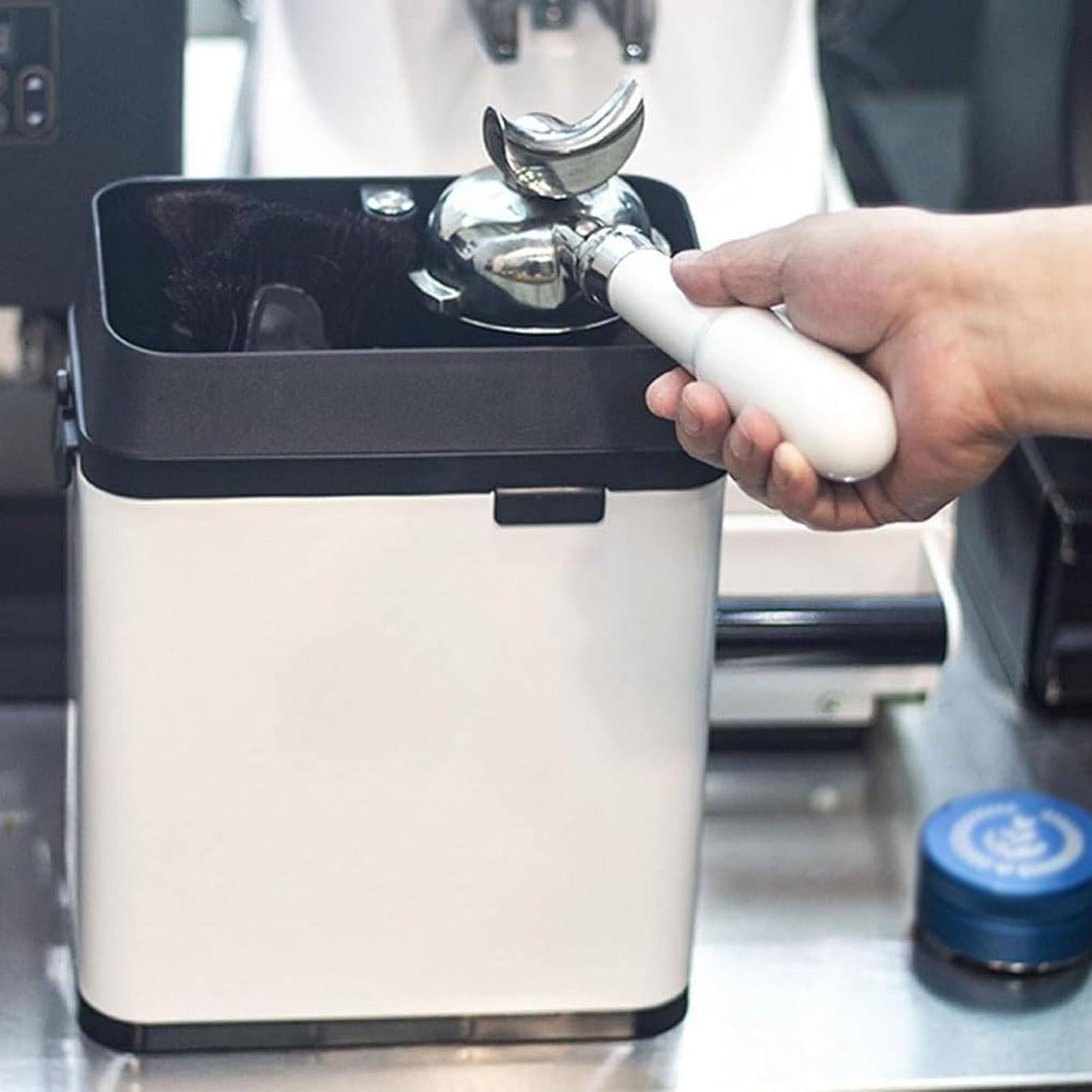 Limpiador comercial de portafiltros de café, máquina de limpieza de portafiltros eléctrica Limpiador de portafiltros de café, con 2 raspadores y 1 cabezal de cepillo para el hogar, restaurante