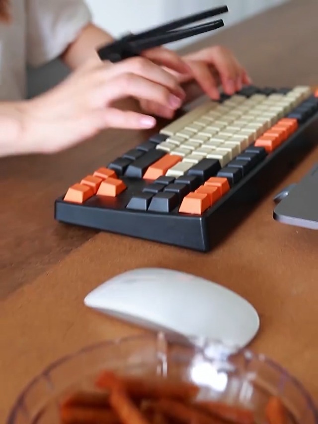 Gamer Finger Chopsticks - Pick Up Snacks While Gaming Without Touching Keyboard