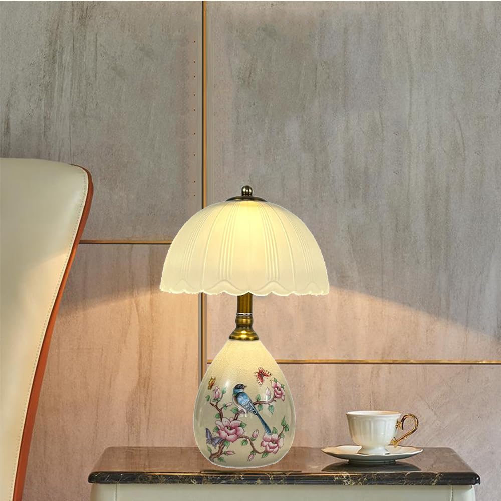 Mengjay Lampada da Tavolo Salotto in ceramica,E27 Lampada da scrivania,Paralume in Vetro,Base Decorata con Fiori e Uccelli,ampada comodino per camera da letto, studio, comodino (Bianco)