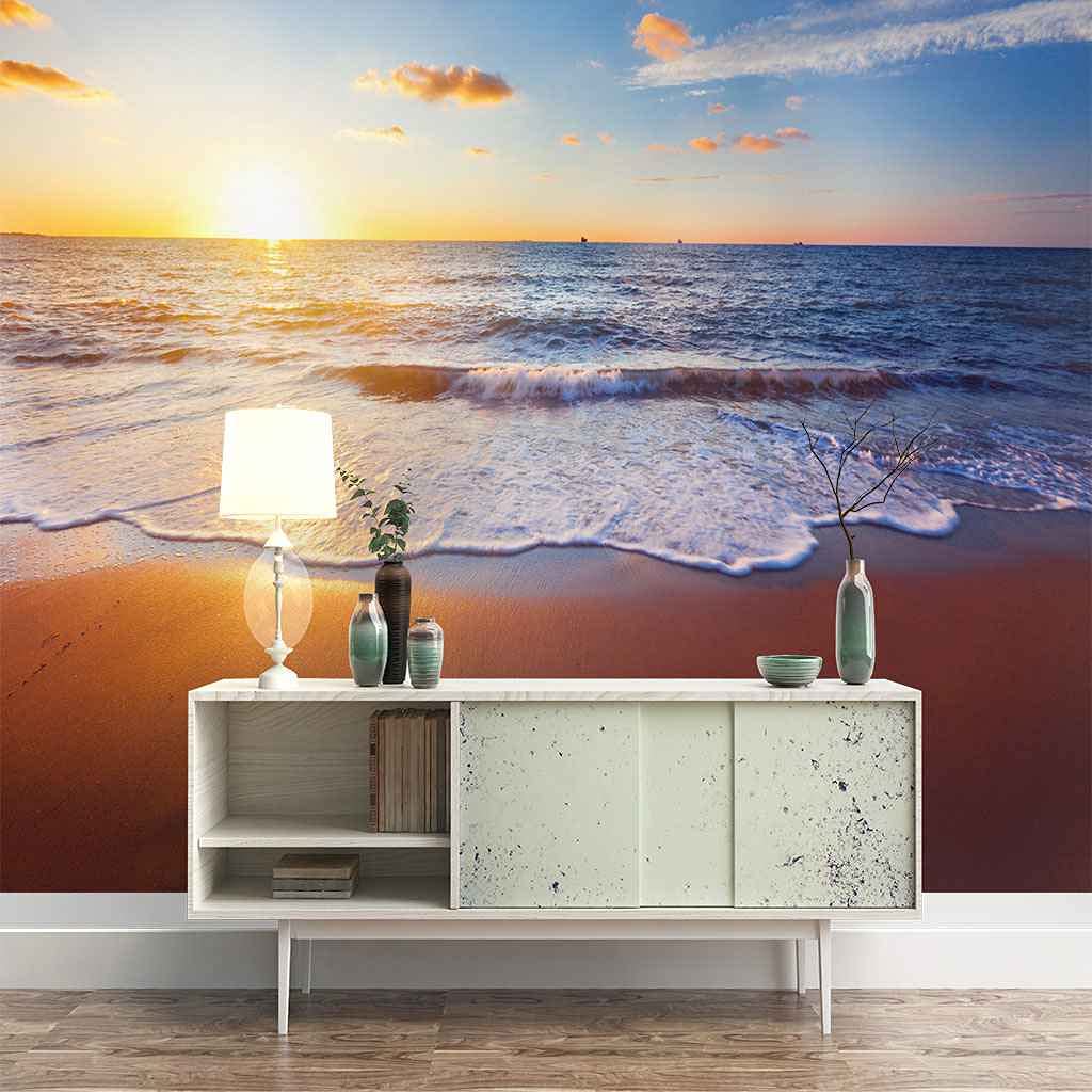 Papier peint panoramique pour masquer un mur terne et sublimer le salon au crépuscule