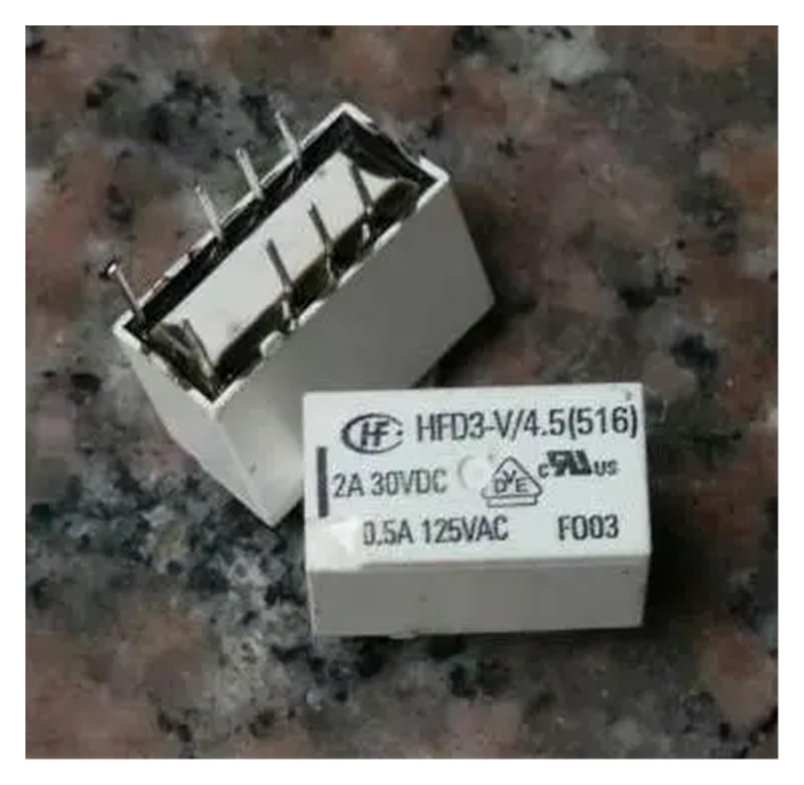 Relais HFD3-V évitez les coupures de signal sur vos circuits imprimés 8 pins