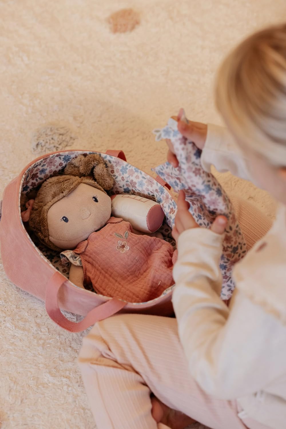 Little Dutch Stoffpuppe Babypuppe Rosa im Tragekorb - mit magnetischem Schnuller und Trinkflasche - inklusive viel Zubehör - für Mädchen ab 12 Monate