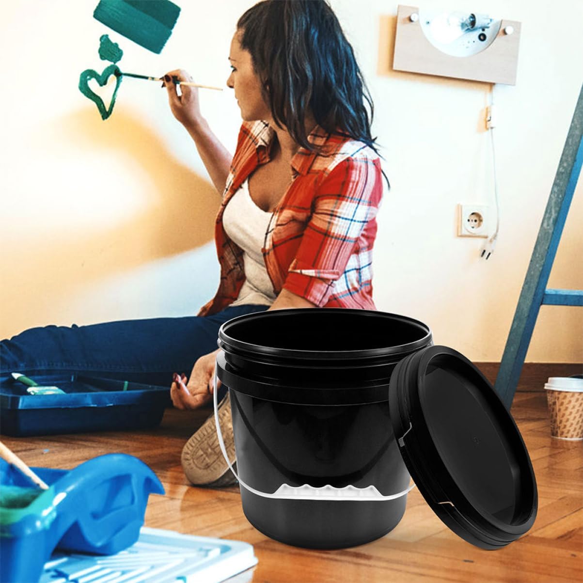 Handheld Plastic Paint Bucket with Airtight Lid Food-Grade Container for Paint Storage Mixing Transporting Liquids Durable Easy to Clean Design