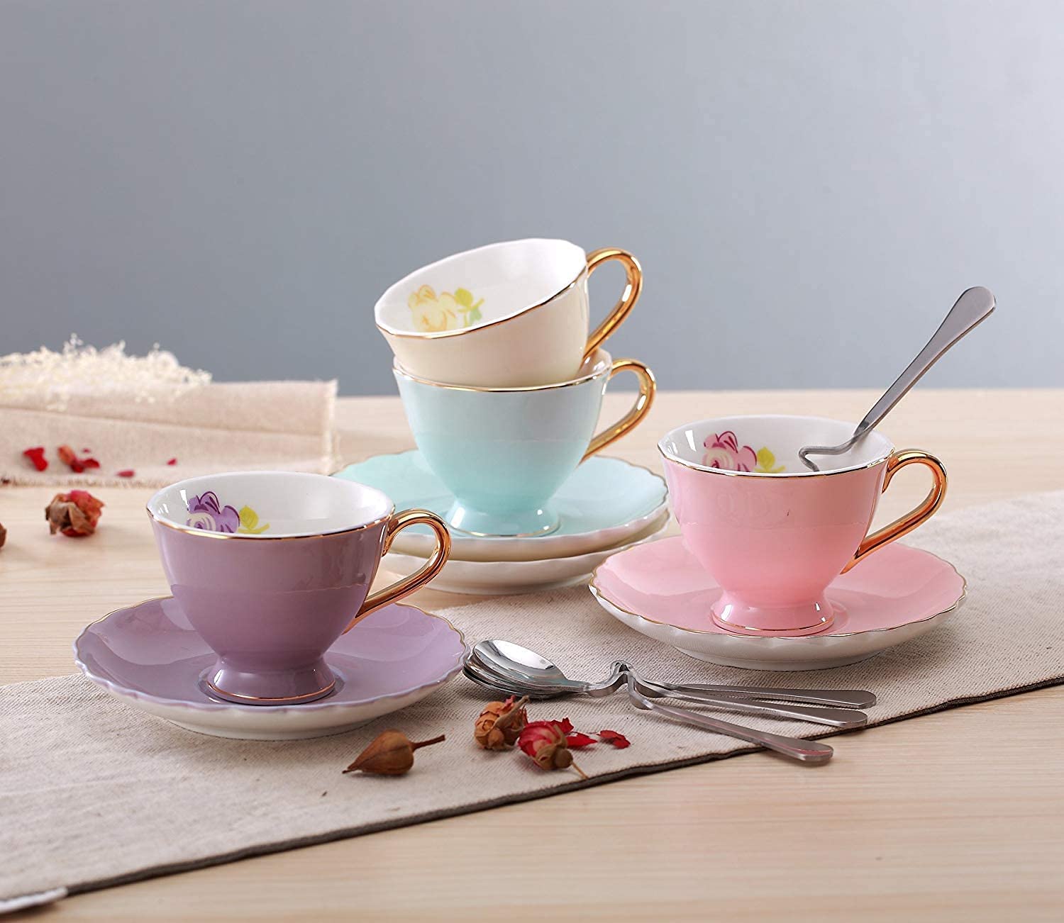 Szklanki do picia, szklane filiżanki, filiżanka do espresso i spodek w stylu europejskim, zestaw 4 filiżanek do kawy i herbaty z porcelany kostnej do domowej kuchni na spotkanie przy herbacie (4 różne