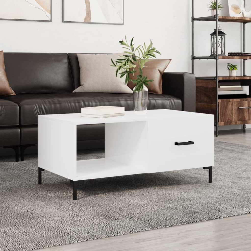 Table basse blanche en bois pour un apéritif convivial autour du canapé