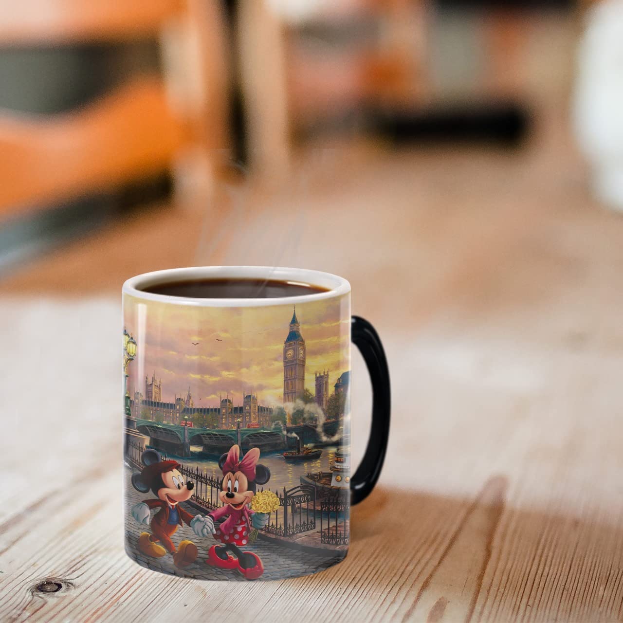Morphing Mugs Disney - Mickey y Minnie en Londres - Thomas Kinkade Studios - Una taza de cerámica que cambia de color de 325 ml - Imagen revelada cuando se añade líquido caliente