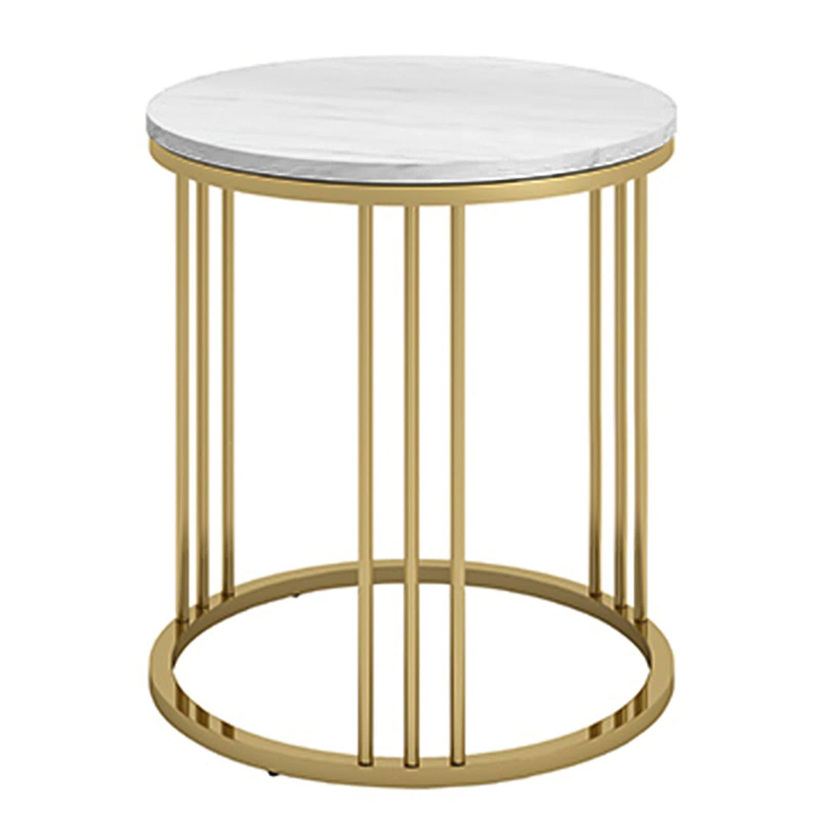 Table basse ronde effet marbre chic près du canapé de chambre