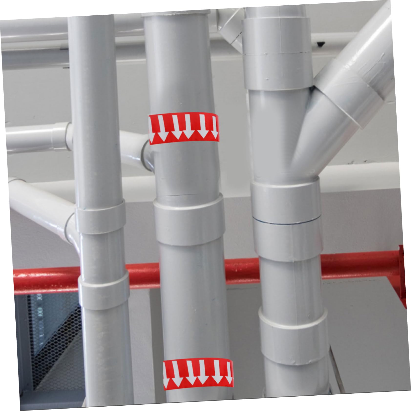 ULTECHNOVO Nastro Adesivo a Freccia Direzionale 50mm x 20m, Adesivo Autoadesivo in Polistirene Rosso Freccia Bianca, Visibilità Riflettente Per Segnaletica Tubi e Impianti Industriali