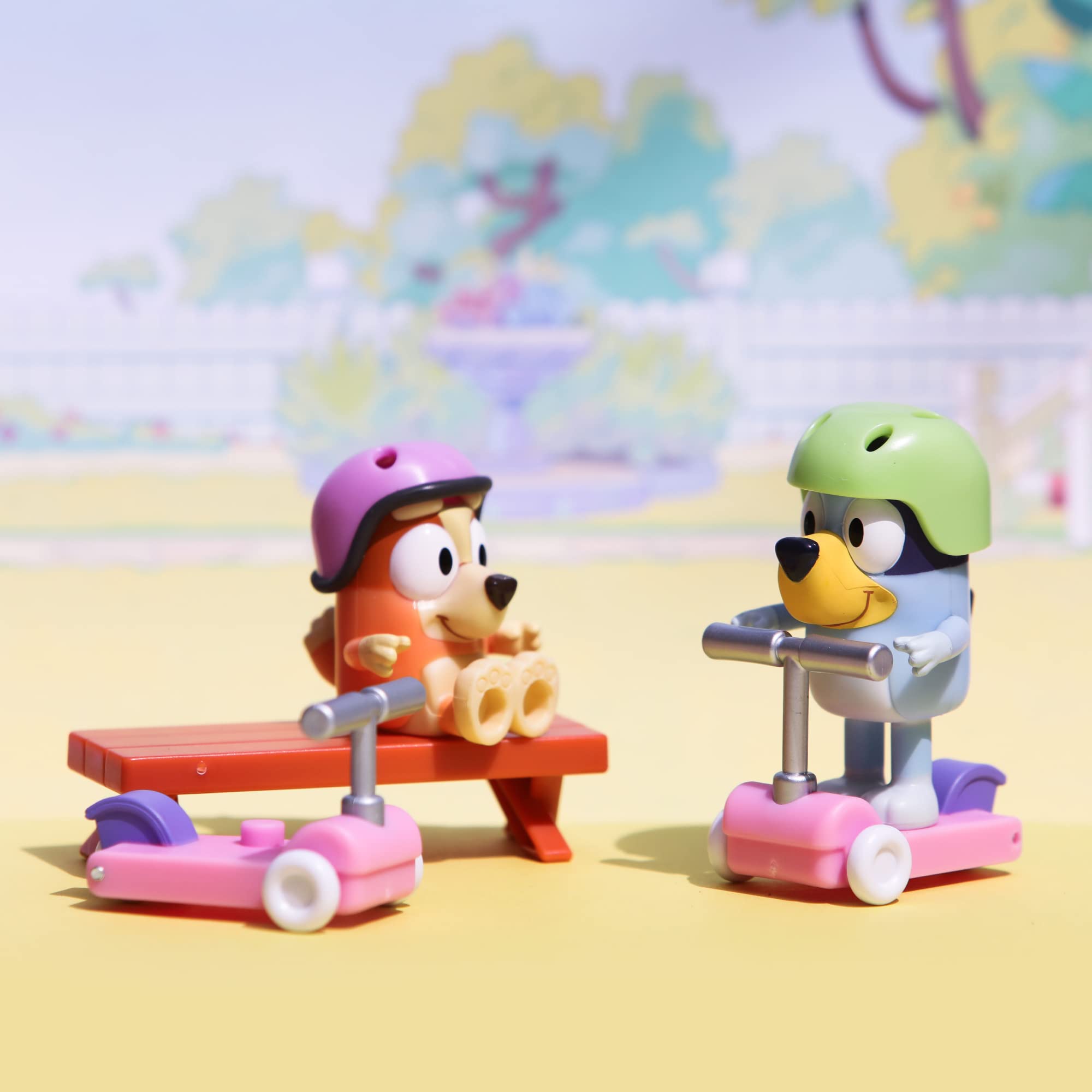 Bluey - Vehículos Scooters, con 2 Figuras de los protagonistas de la Serie, Bingo la Hermana de Blue, y de Accesorios 2 patinetes Scooter con Ruedas y 2 Cascos, +3 años de Edad, Famosa (BLY12100)