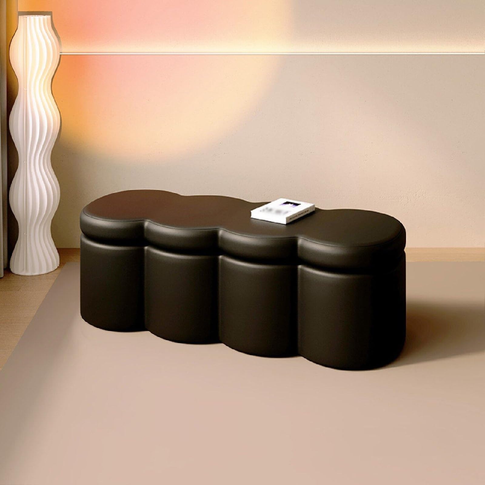 Banc de rangement nuage en cuir noir pour optimiser le salon et ranger les couvertures