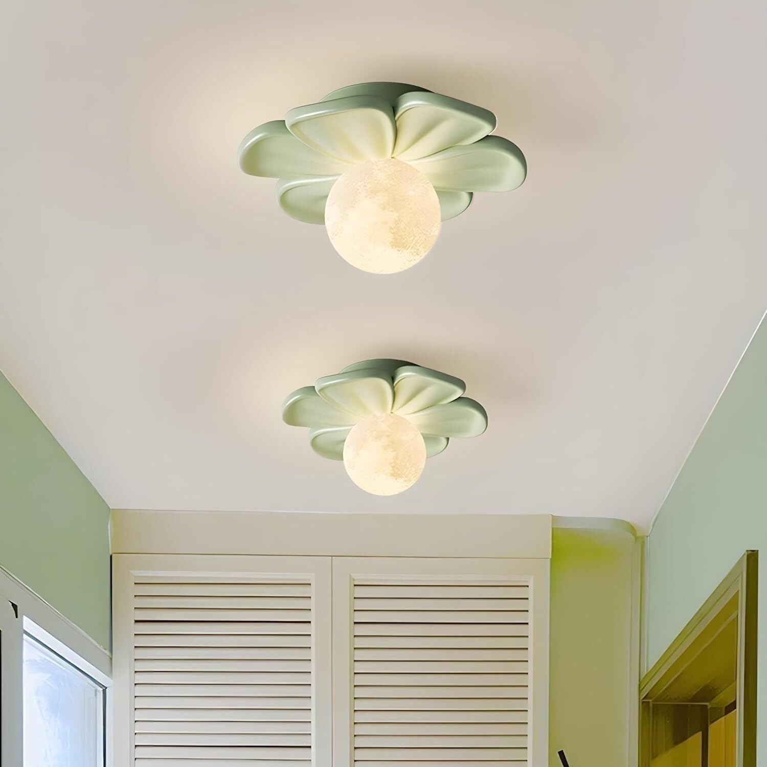 Kreatywna lampa sufitowa z żywicy w kształcie płatków z globusem i 3 trybami oświetlenia kolorowego, idealna do pokoju dziecięcego, pokoju zabaw lub korytarza, estetyczna dekoracja w kolorze różowym