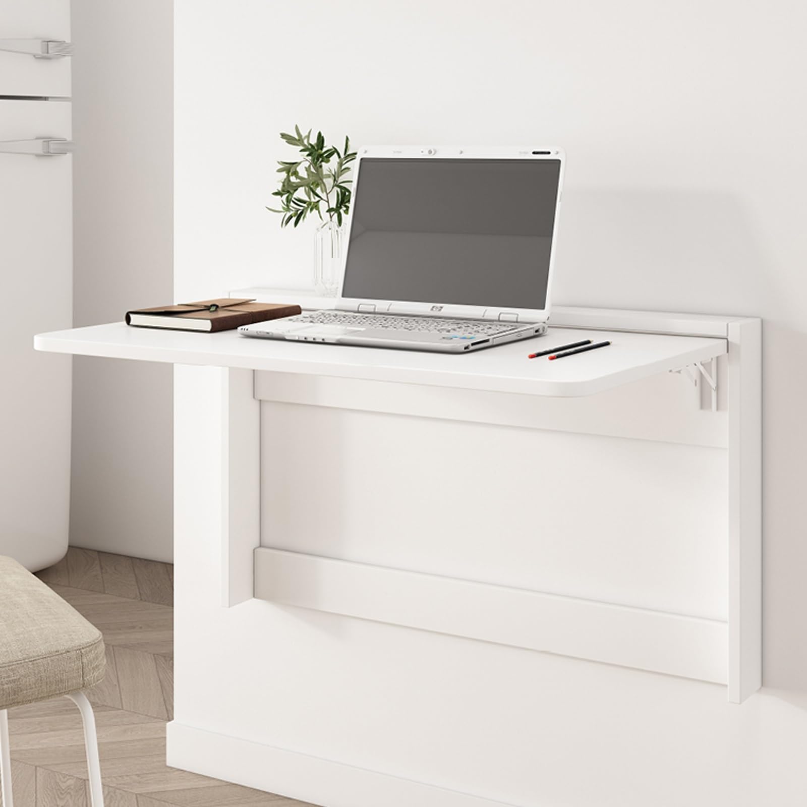 Bureau mural pliable pour optimiser les petits espaces et travailler confortablement