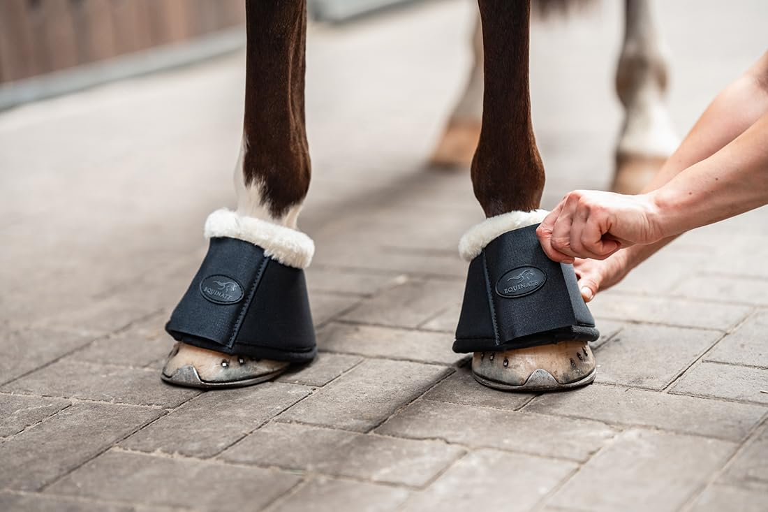 Equinate Hufglocken Furlyn mit synthetischem Lammfell L Schwarz - Robuste und stoßdämpfende Neopren Springglocken - Hufschutz für Training und Turniere - 2er Set