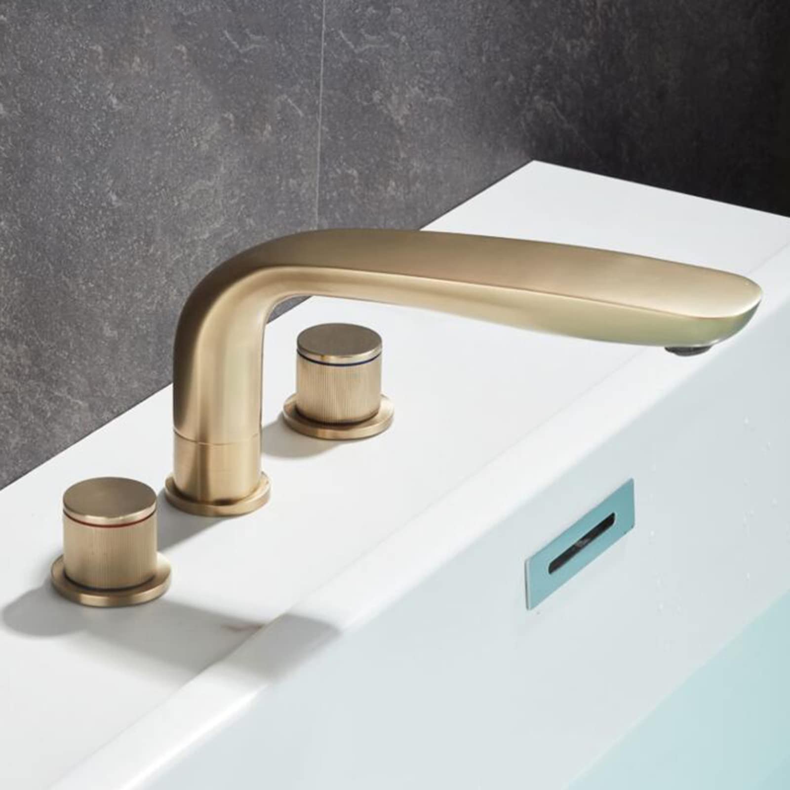 Mitigeur lavabo 3 trous pour remplacer un vieux robinet de salle de bain défaillant