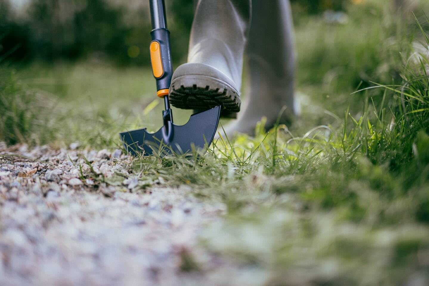 Fiskars OneClick Rasenkantenstecher, Aufsatz für saubere Rasenkanten, Müheloses Wechseln mit nur einem klick, Langlebige Borstahlklinge, Schwarz/Orange, 1080689
