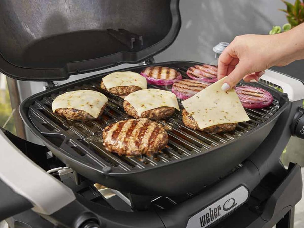 Weber Q 1200N grill gazowy z półkami bocznymi/lekki grill na kemping, taras i balkony, z wysokowydajnym palnikiem, emaliowanym żeliwnym rusztem i elektronicznym zapłonem, północ czarny