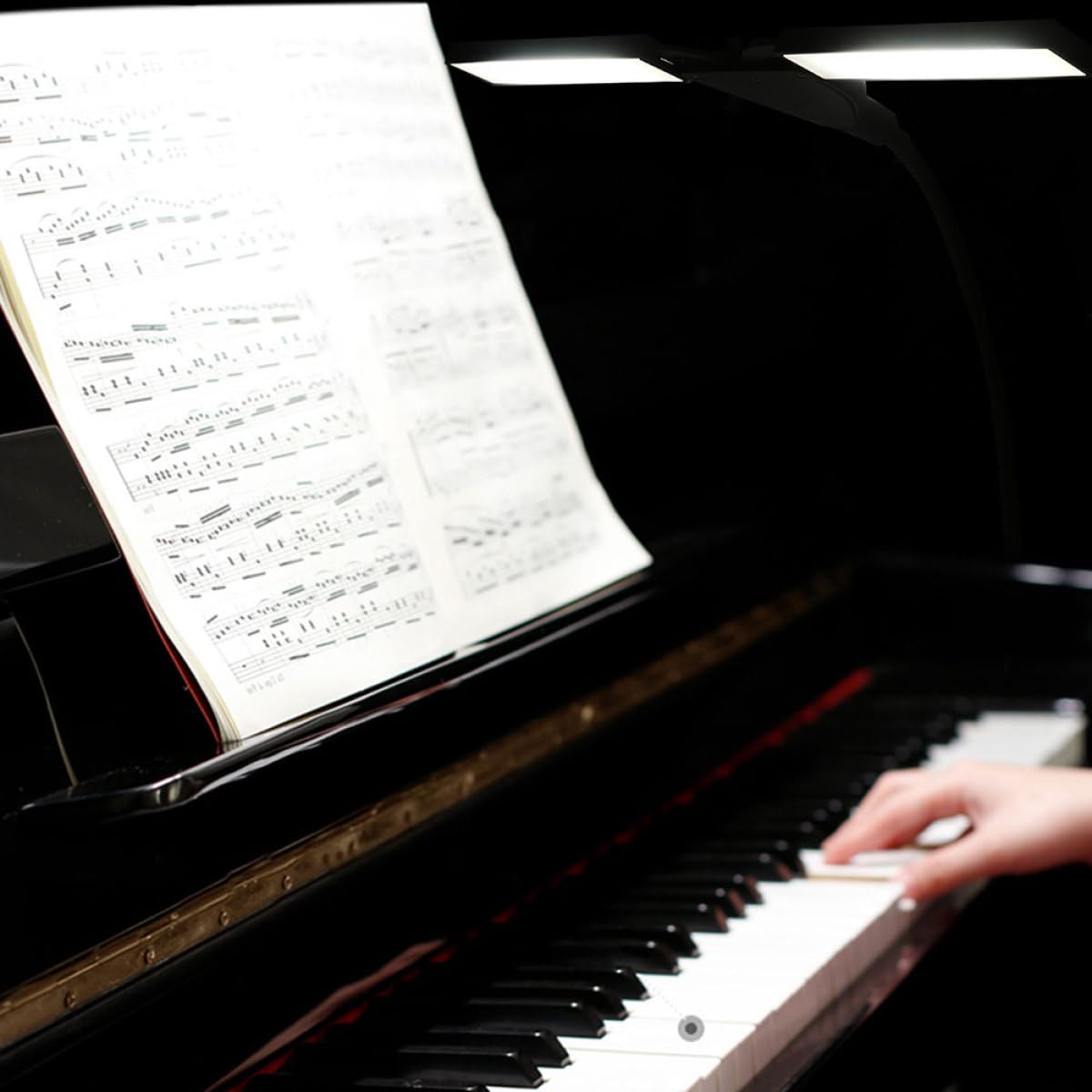 MAGICLULU Lampada a LED Clip per Spartito e Pianoforte, Luce da Lettura Regolabile a 3 Livelli, Protezione Occhi, Design Stabile e Bilanciato, per Studio e Pratica Musicale Colore Casuale
