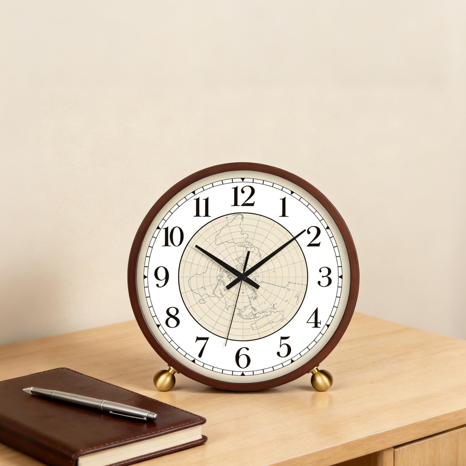 Maxspace Reloj de mesa silencioso de madera de 8 pulgadas, reloj de escritorio, funciona con pilas, reloj redondo para decoración de sala de estar, oficina, dormitorio (nogal - mapa)