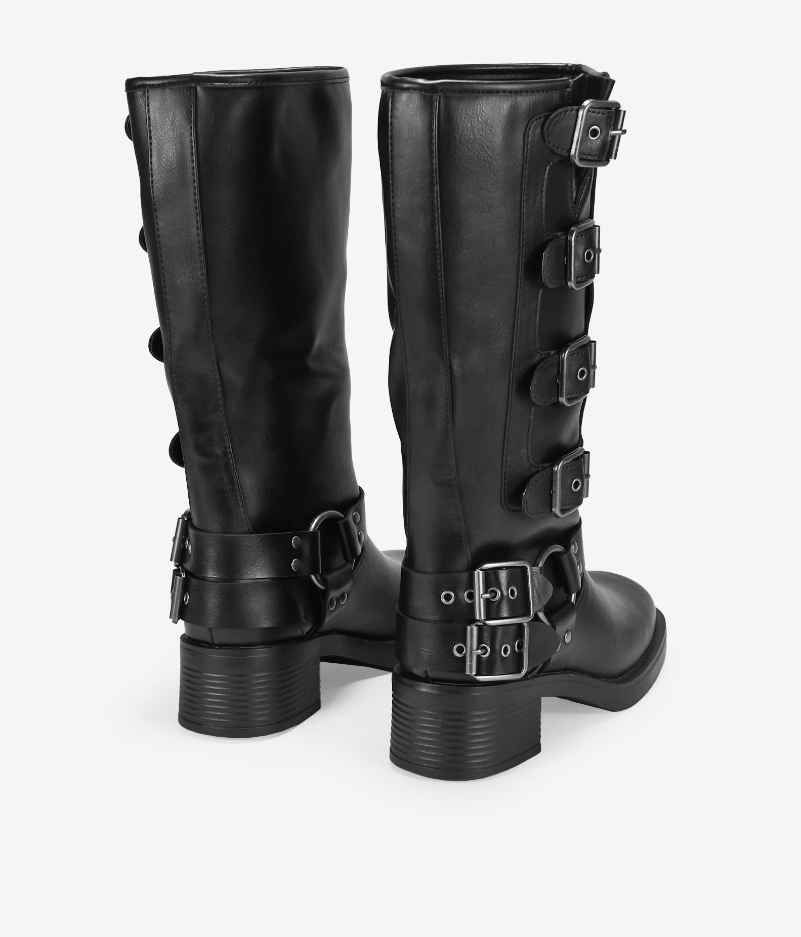 BOSANOVA Bottes hautes de style motard fabriquées avec détail d'anneau métallique et boucles décoratives sur la tige et semelle plate avec talon léger de 4,7 cm sans fermeture. Chaussures pour femme