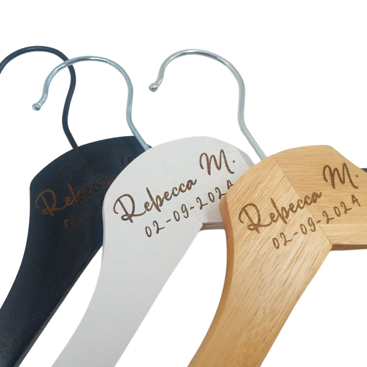 Gruccia Appendiabiti in Legno Personalizzata per Matrimoni | Disponibile in Legno Naturale, Bianco e Nero | wedding hanger - larghezza 43cm