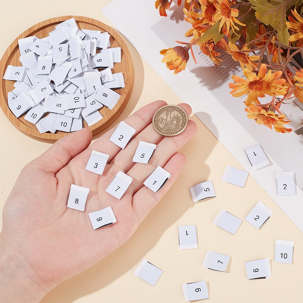BENECREAT 400 etichette in poliestere per vestiti, 10 stili, colore bianco, accessori per abbigliamento, etichette da cucito per abiti, tute, camicie, camicette o tovaglioli, numeri da 1 a 10