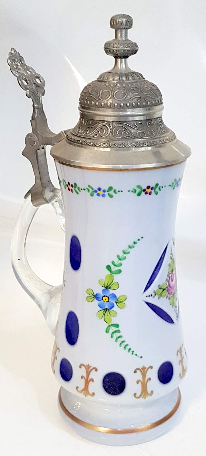 Antik Glas böhmisches Glas Krug, Überfang Emaile Vase mit Blumendekor weiß blau mundgeblasen und handgeschliffen mit dekorativem Zinn Deckel Sammlerglas Höhe ca. 26,5 cm