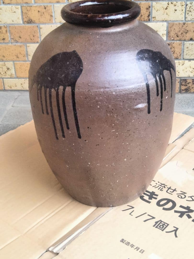 丹波焼／レトロな“古丹波流釉大壺“ Amazon | 丹波立杭古丹波黒釉流し掛け大壺 | ノーブランド品 | 花立・華瓶