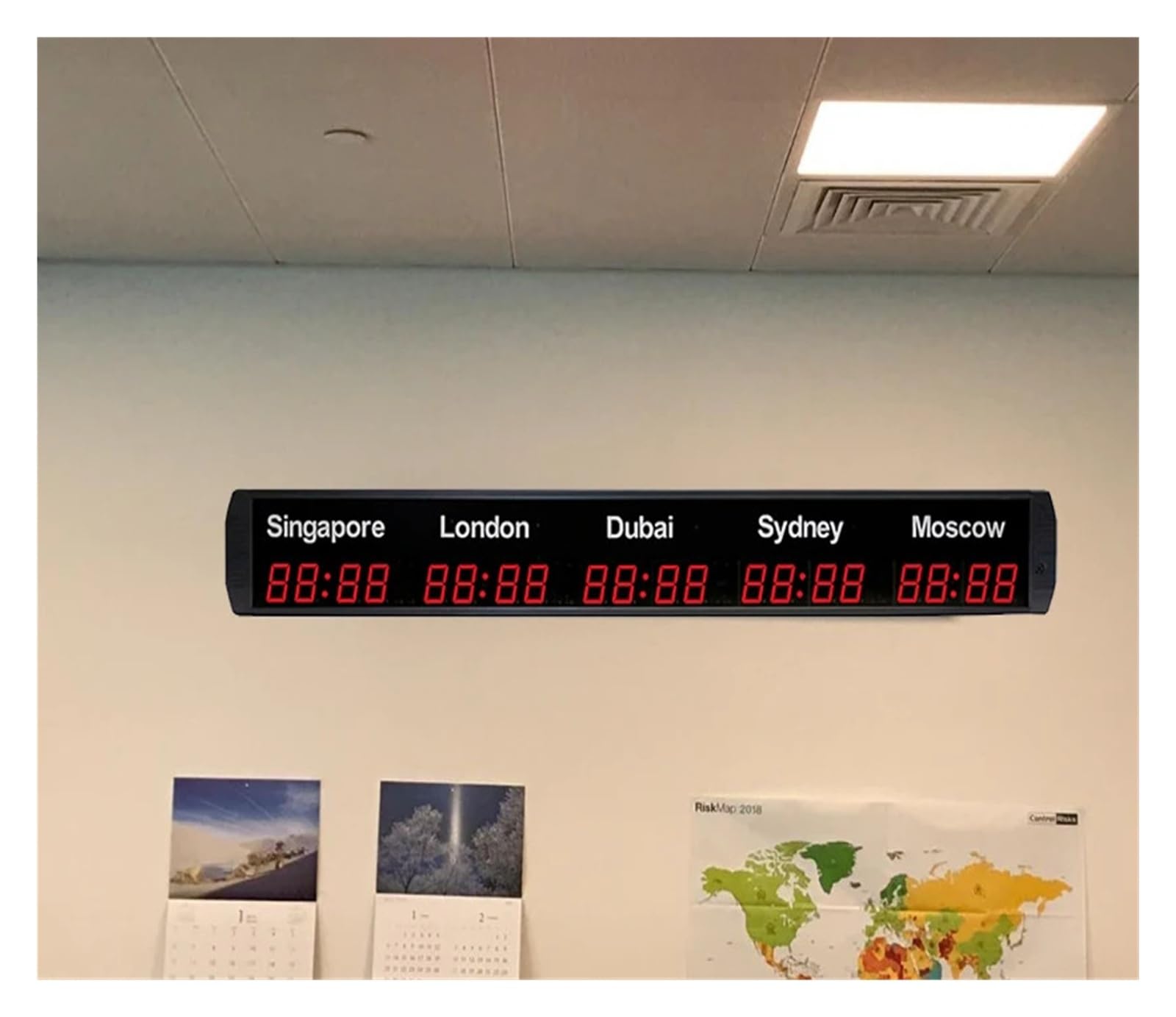 Orologio mondiale digitale a 5 zone da 2,3 pollici con supporto elevato, distanza visiva di 16 metri for hotel, imprese multinazionali Display luminoso
