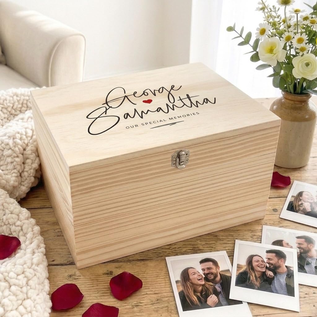 Caja de recuerdos personalizada con nombres de parejas | Regalo de aniversario de madera | Caja de madera personalizable con nombres | Caja de recuerdo de boda | Bisagras y cierre de metal | 26 cm de