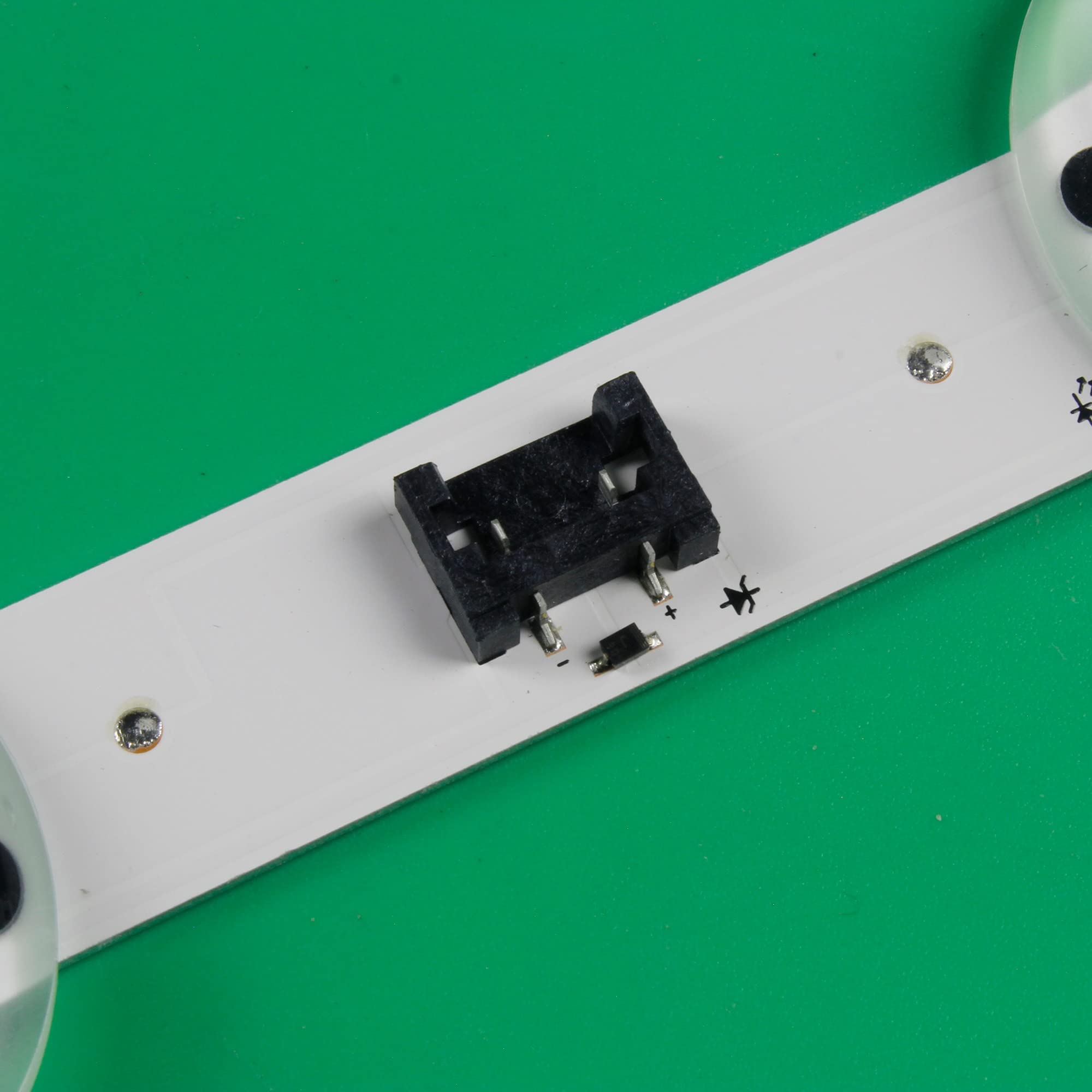 [Accessoires TV] Nouvelle Bande de rétroéclairage LED for LG 55UK6090PUA SSC_55UK63_8LED_SVL550AS48AT5_REV1.0 LGIT.Trident.55UK63 HV550QUB-N4D21 EAV6392301