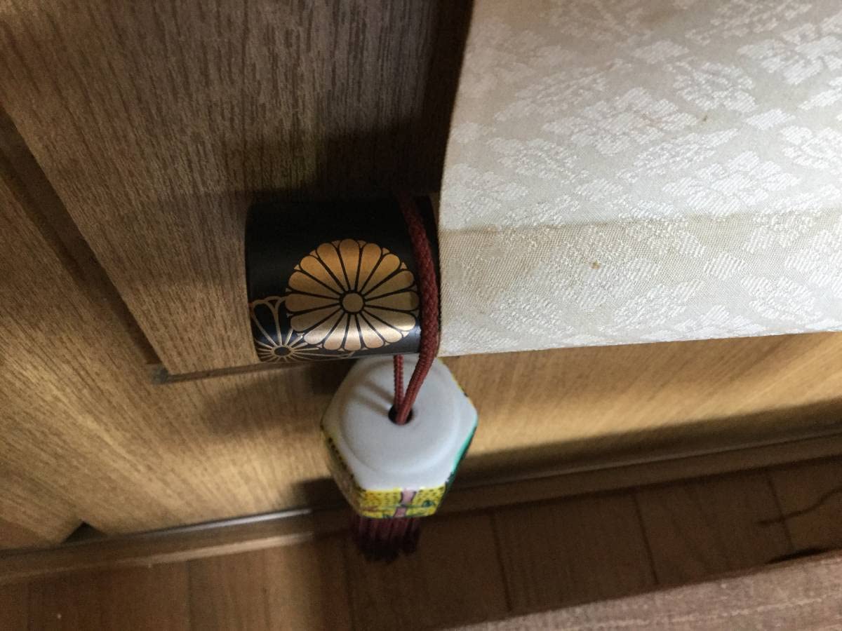 平池芳克筆【皇紀2600年祭　昭和2年作明治天皇尊影画】軸先蒔絵菊の御紋　585 平池芳克筆【皇紀2600年祭 昭和2年作明治天皇尊影画】