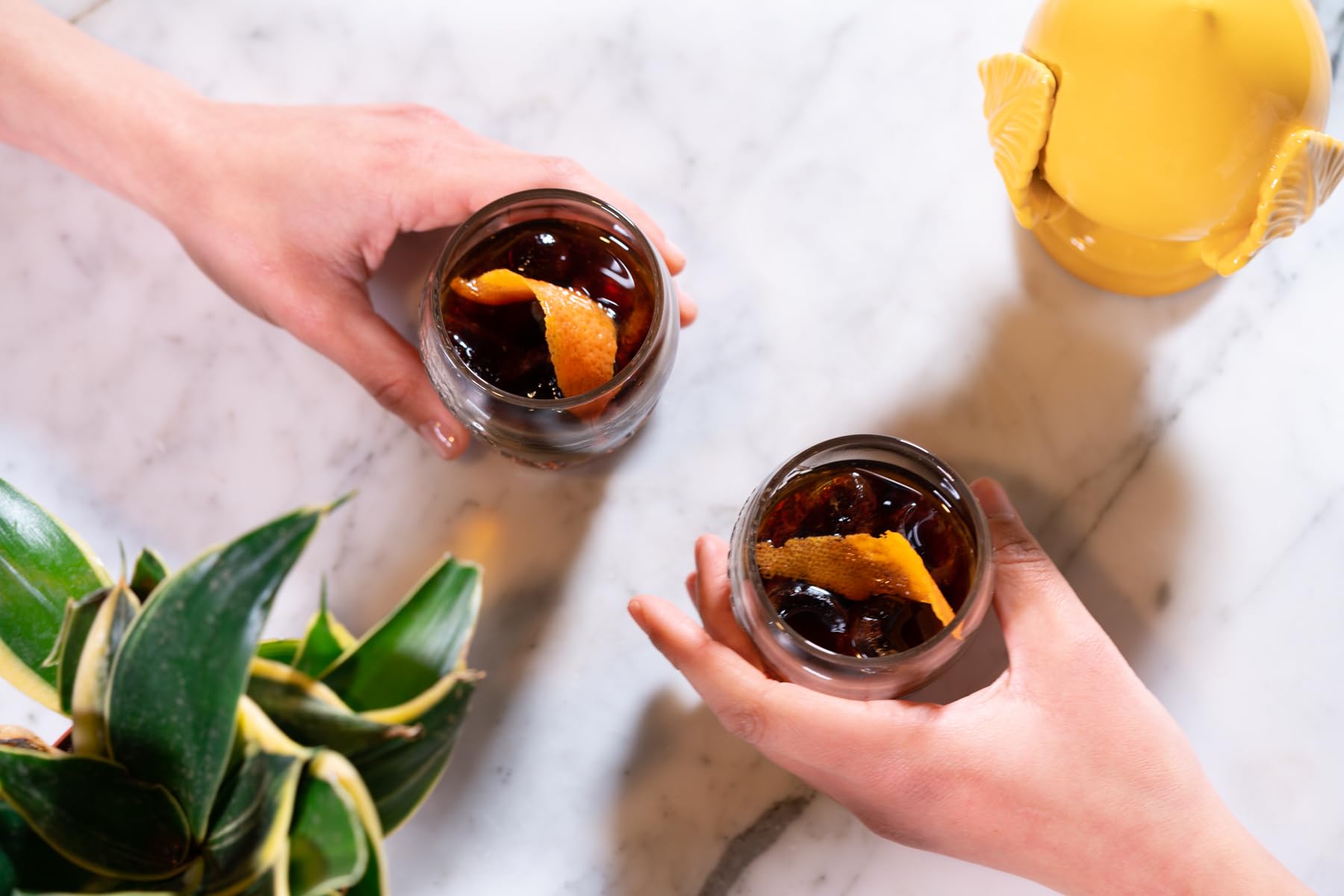 Averna Riserva Tributo Siciliano - Bottiglia Limited Edition, Amaro Italiano dal Sapore Agrumato Invecchiato almeno 18 Mesi, 34% Vol, Etichetta Casuale, Bottiglia in Vetro da 70 cl