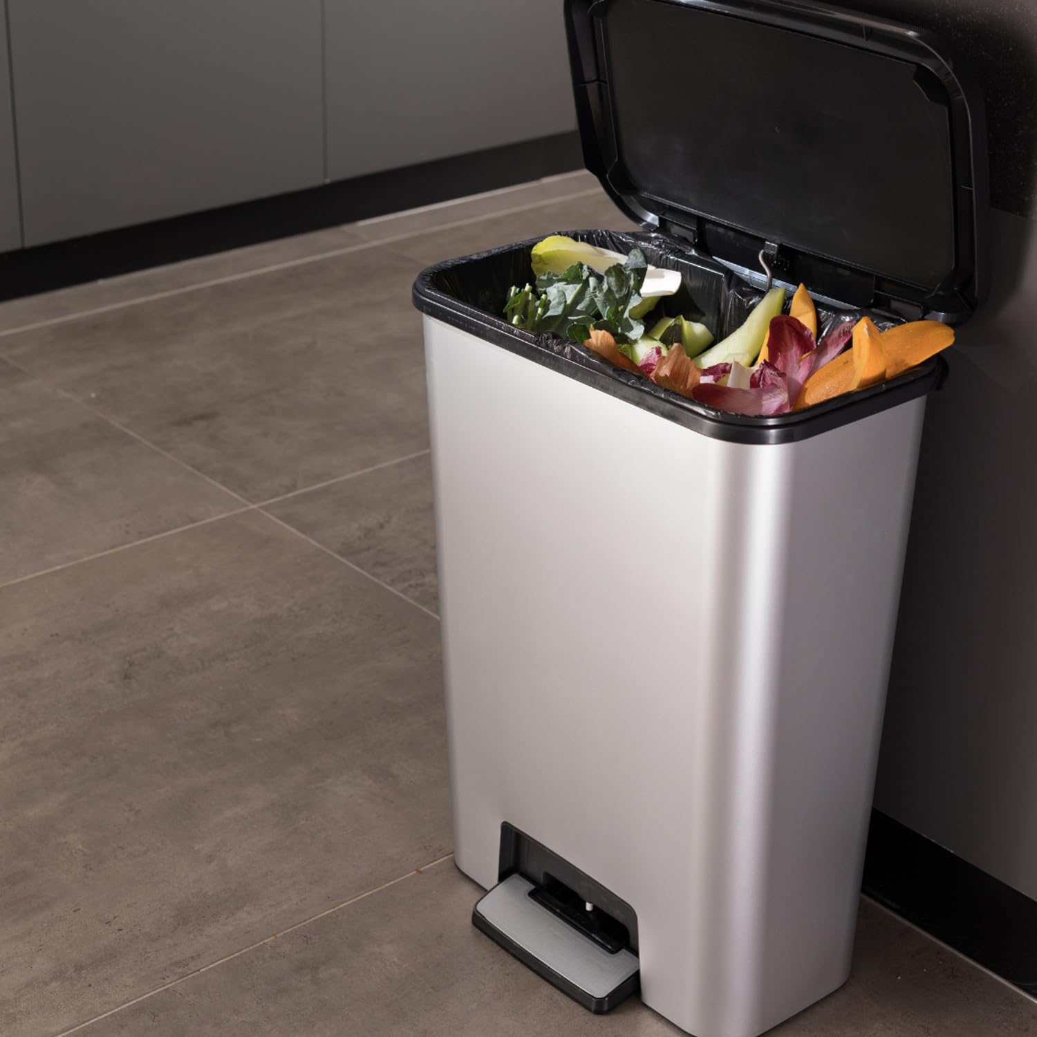 Curver Compatta Cubo de basura con pedal, 50 l de capacidad, color inox