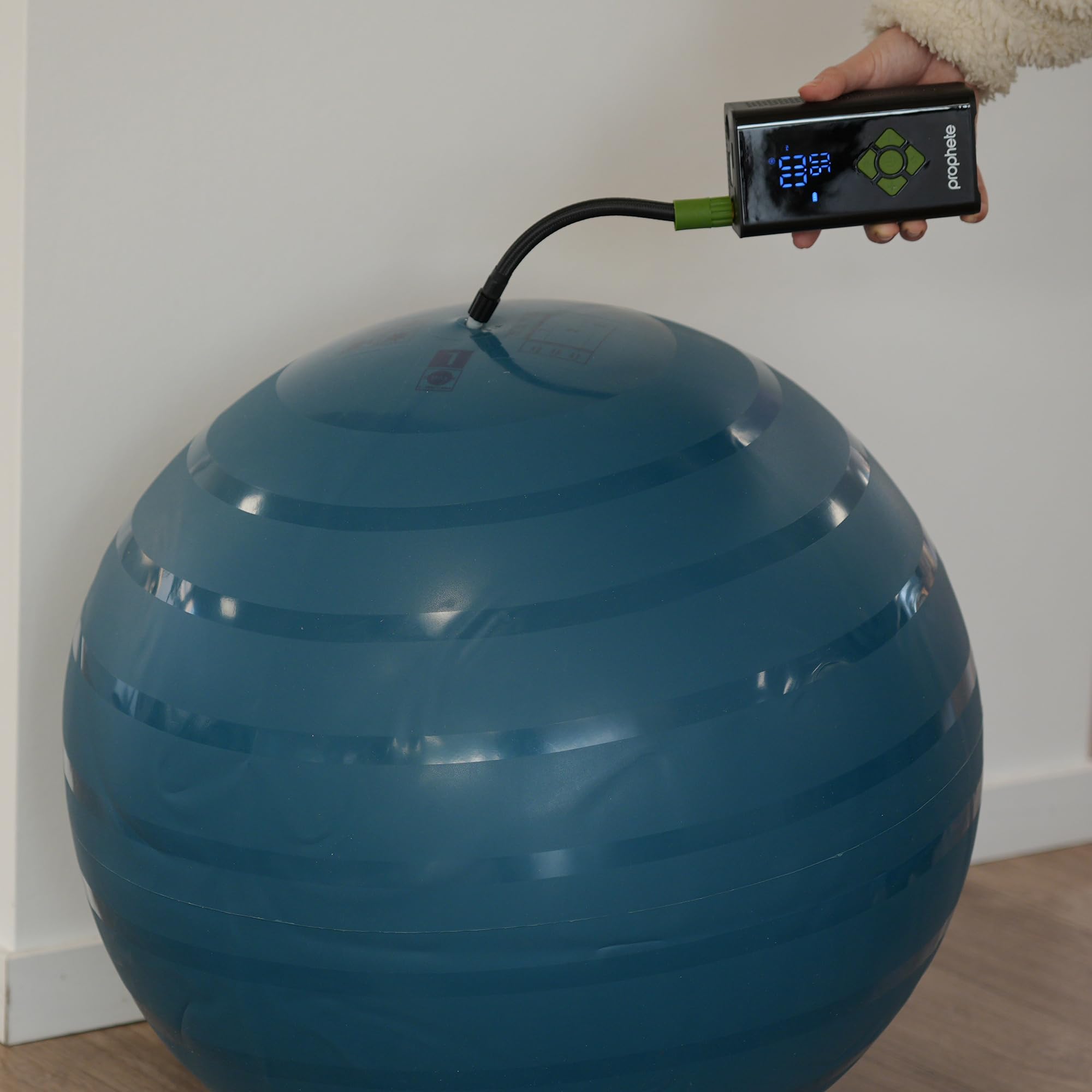 Prophete Elektrische Akkupumpe – kompakte Luftpumpe für Fahrradreifen, Bälle & Luftmatratzen – 4000 mAh Akku, 8,3 bar Maximaldruck, LED-Licht & Powerbank-Funktion, inkl. Adapter & USB-C Ladekabel