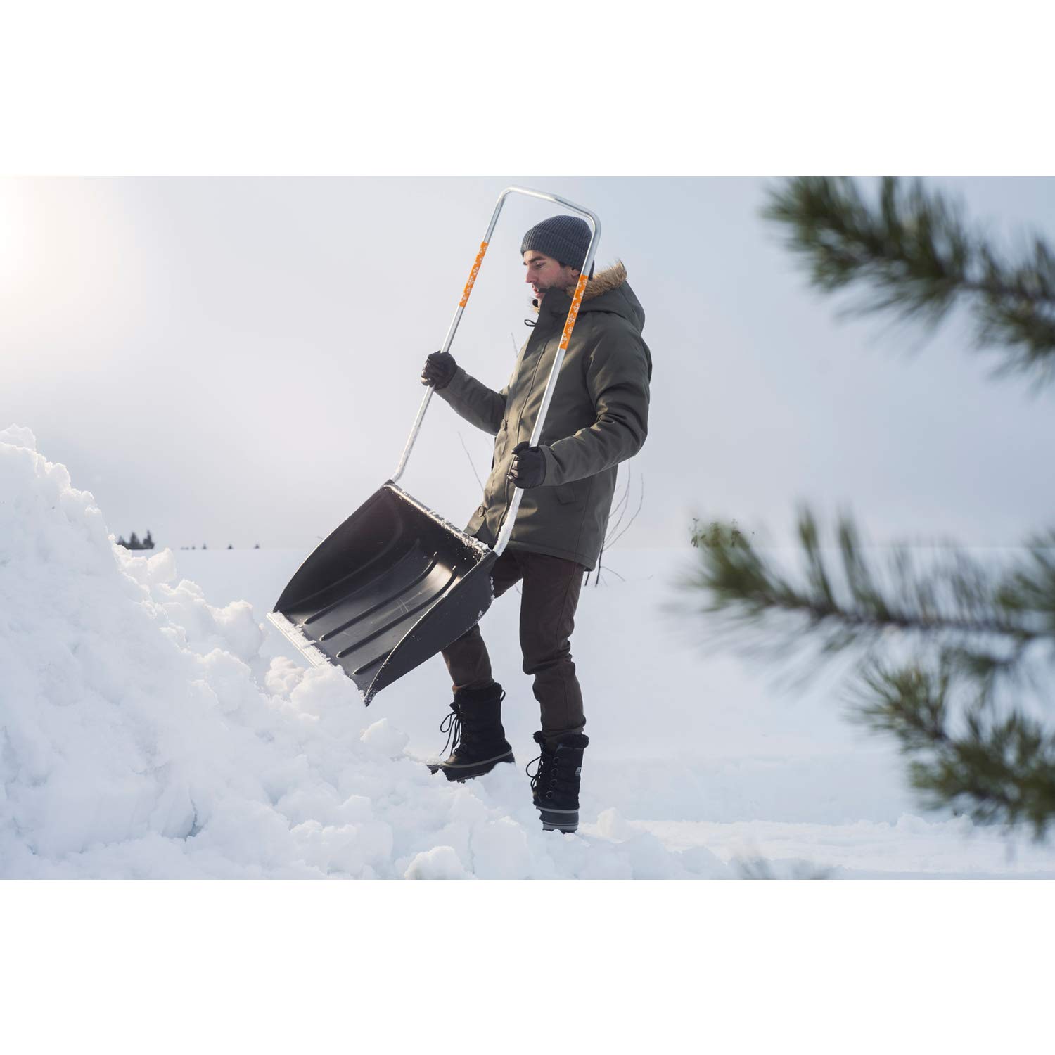 Fiskars Traîneau à neige, Largeur: 74 cm, Tête en plastique/Manche en aluminium, Noir/Orange, SnowXpert, 1003470