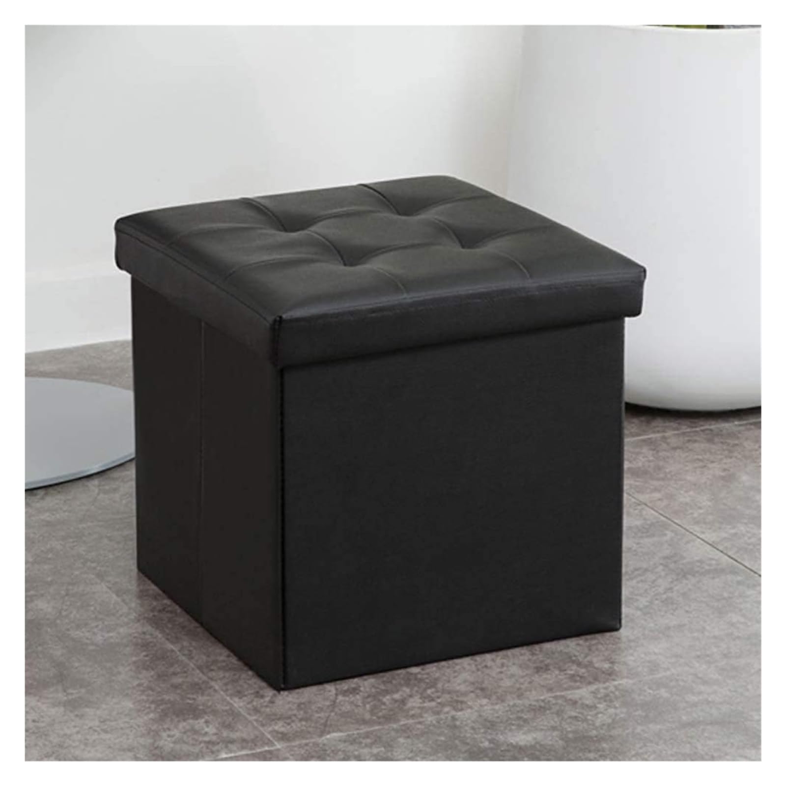 Pouf carré pliable noir en cuir pour ranger ses affaires et désencombrer le salon avec élégance