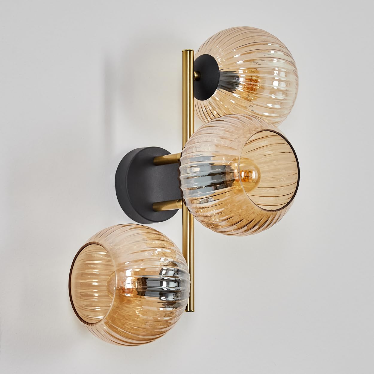 HOFSTEIN Wandleuchte Koyoto, Wandlampe aus Metall/Riffelglas in Schwarz/Gold/Bernstein, Leuchte im Retro/Vintage-Design (Schirme Ø 15 cm), E14, Wohnzimmer, Schlafzimmer, Küche, Flur, Treppenhaus