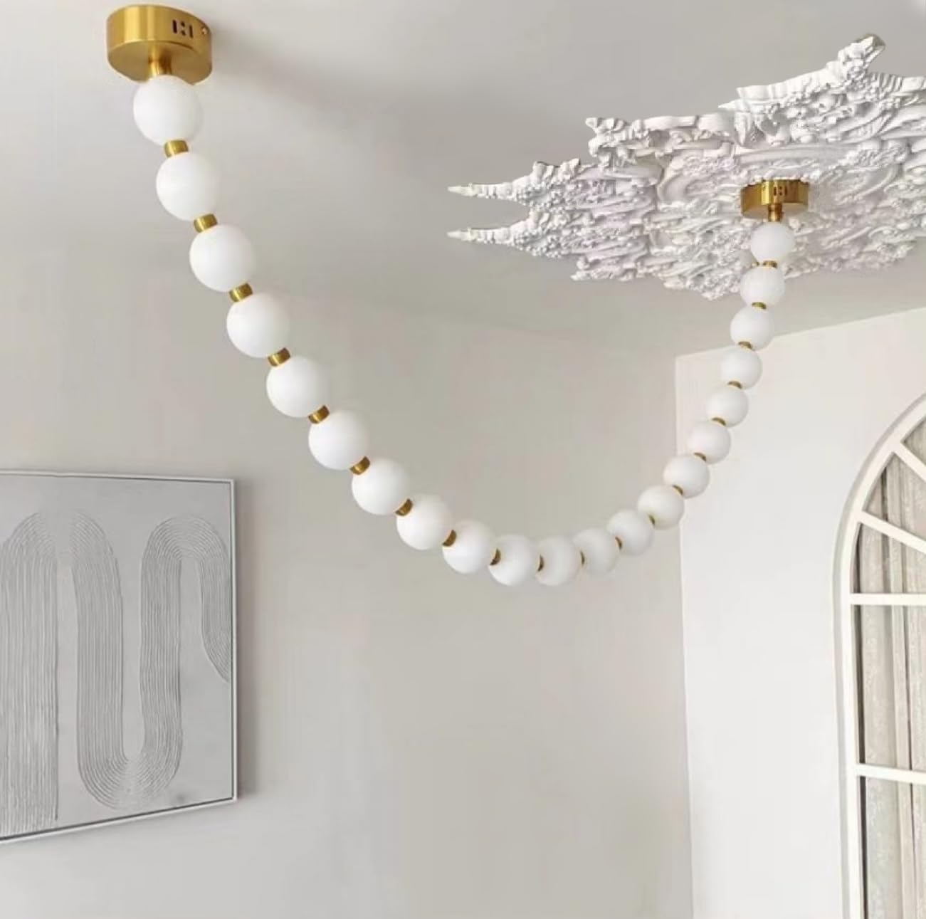 Żyrandol z naszyjnikiem z pereł – akrylowa lampa liniowa w kształcie kuli z oprawą sufitową w stylu mid-century gold do jadalni i przedpokoju