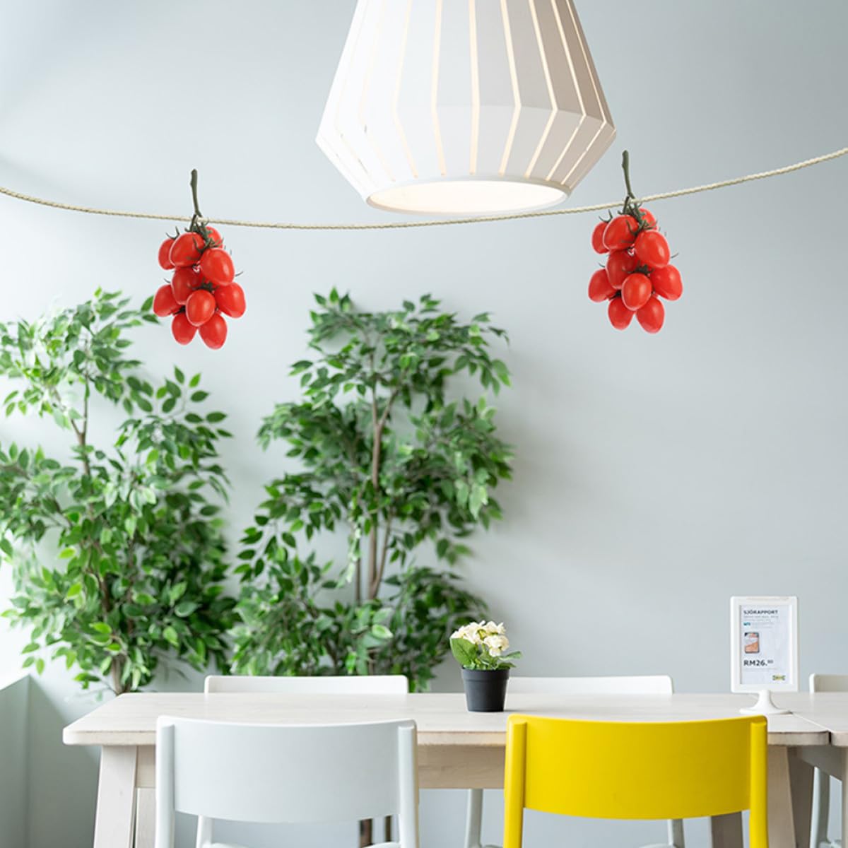 Pomodorini Finti Realistici 2 Pezzi, Grappoli di Pomodorini di Plastica Rossi Supporto, Decorazioni per Feste e Arredamento Casa, Frutta Artificiale Leggera e Riutilizzabile