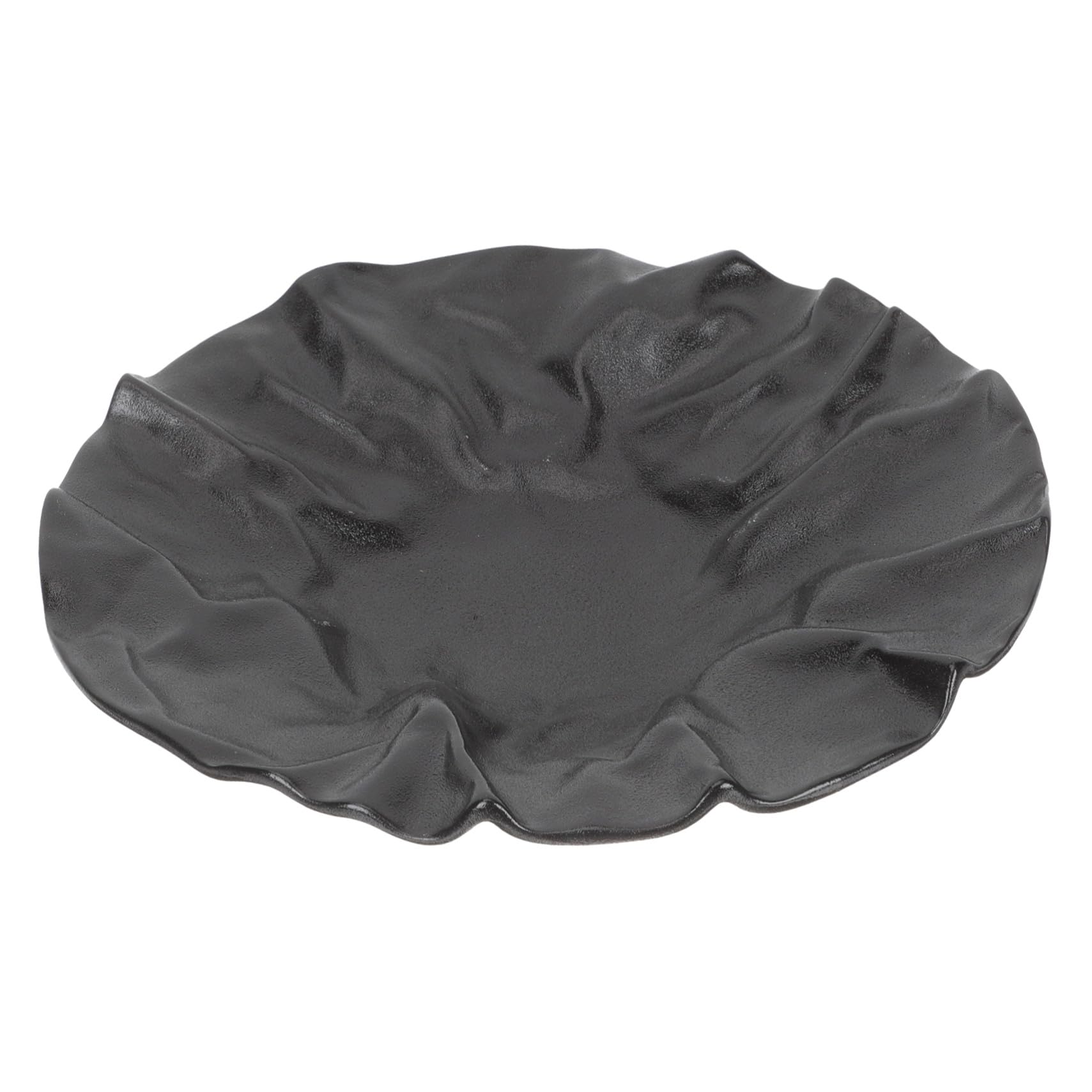 Assiette céramique noire au design plissé pour créer des souvenirs gourmands
