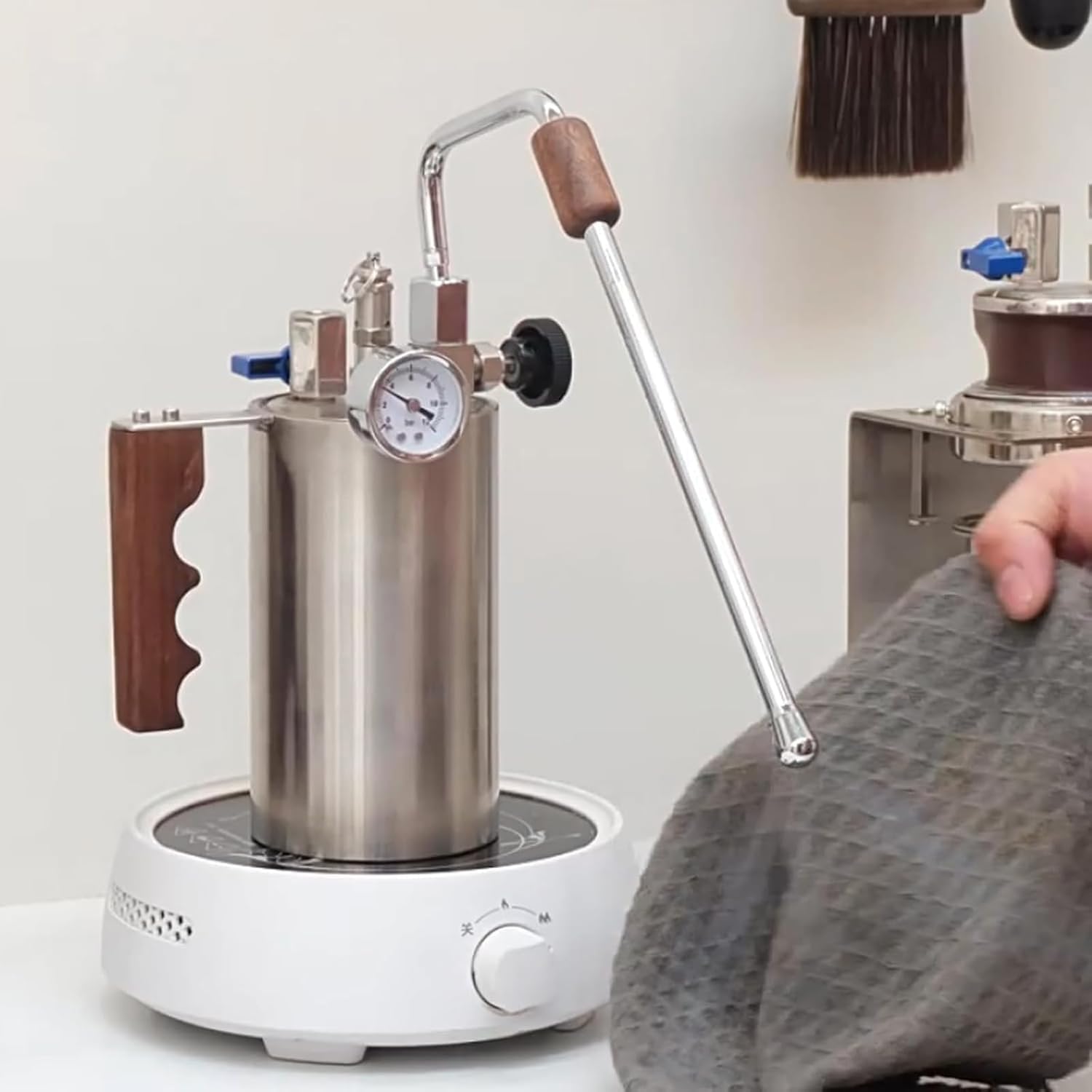 Komercyjny spieniacz do mleka z manometrem powietrza, pojemność 100-500 ml, maksymalne ciśnienie 4 bary dla idealnego latte, cappuccino i gorącej czekolady