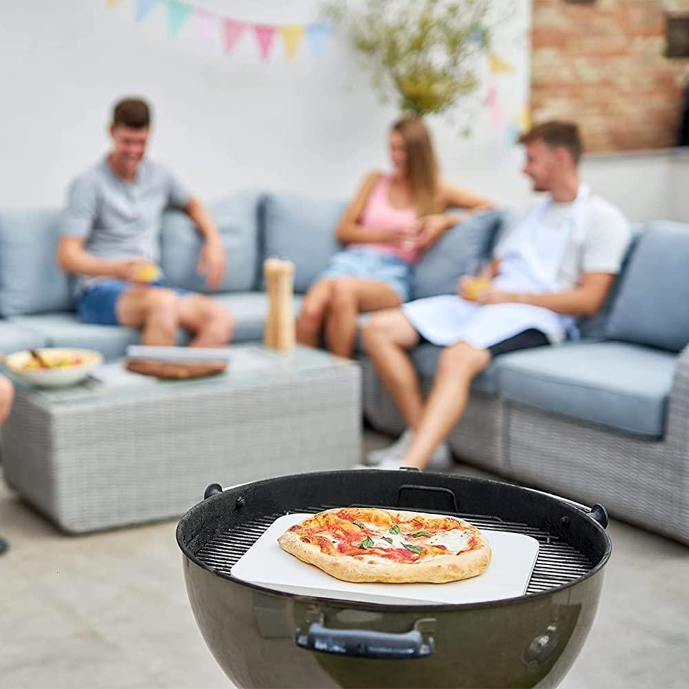 Okrągła deska do pizzy z tacą do pieczenia pizzy jedna ręka kamienna deska do krojenia pizzy ciasto do pizzy zagęszczony paragraf