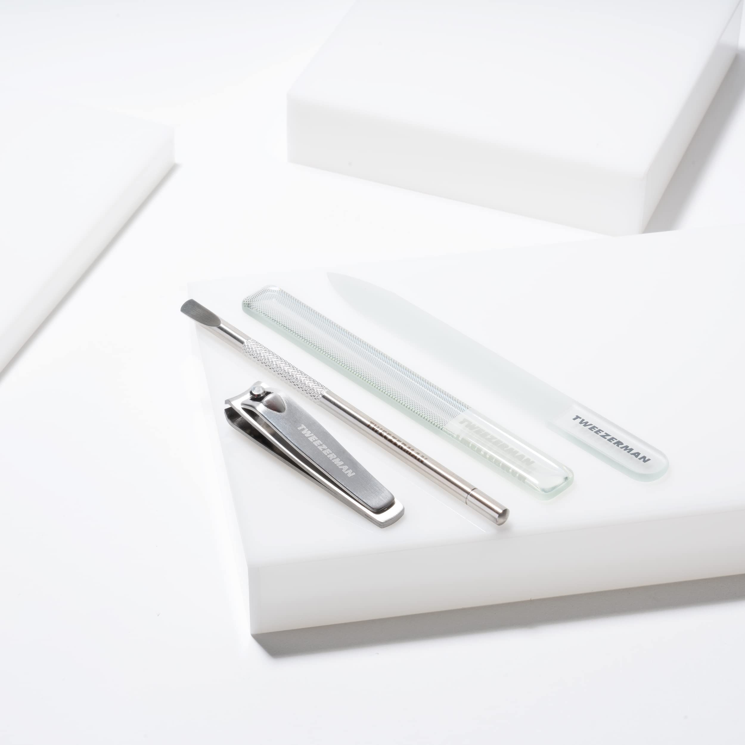 TWEEZERMAN Maniküre Set aus Glas (4 Teilig, mit Nagelknipser, Nagelfeile, Glasnagelbuffer, Pushy), Silber | Inklusive Glasnagelfeile, Puffer, Edelstahlknipser, Nagelhautschieber, ideal für Selbstpflege & professionelle Ergebnisse